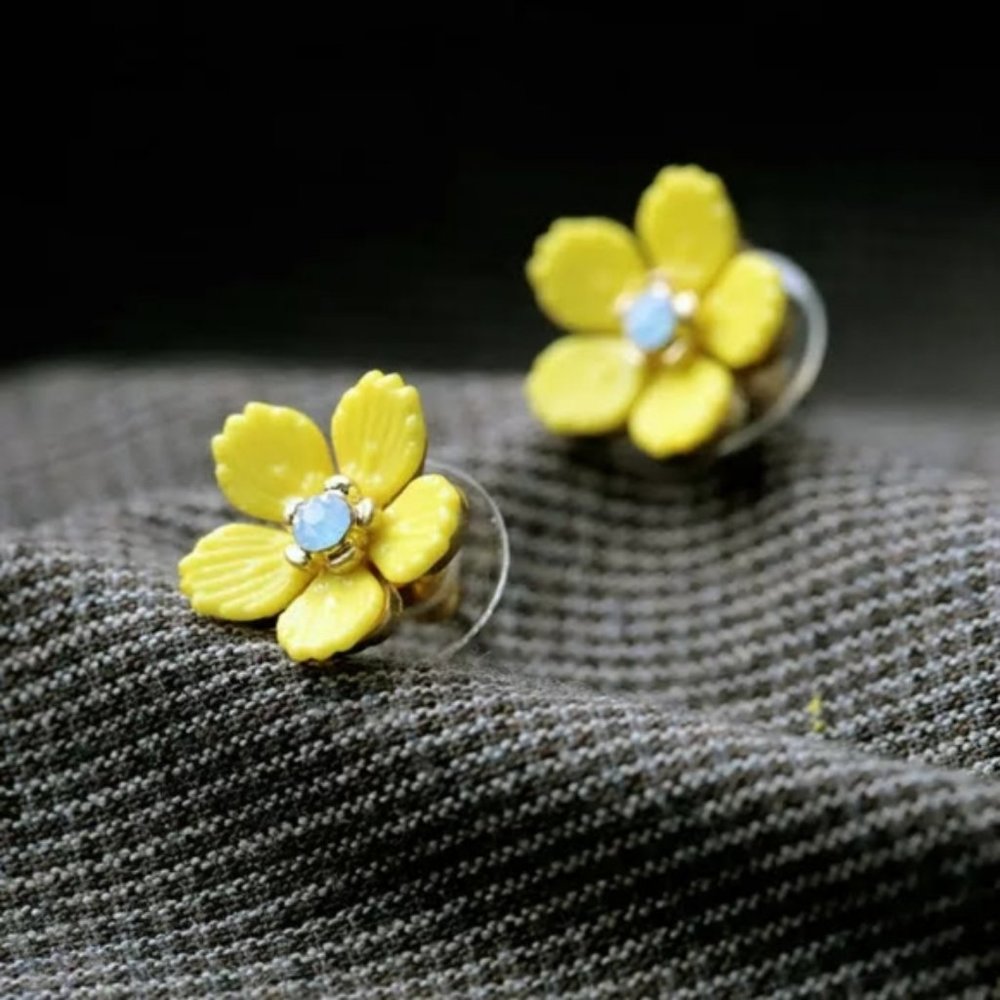 Yellow Daisy Flower Rhinestone Gold Stud Earrings - Picture 7 of 10